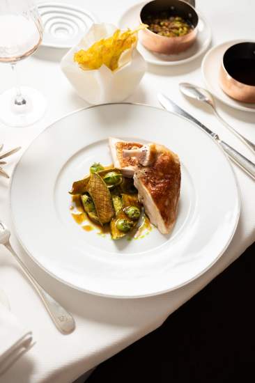 Volaille de la ferme des Galinettes rôtie, courgette violon et pesto de marjolaine_Hostellerie de l'Abbaye de la Celle